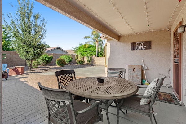 Desert oasis with an enclosed yard, firepit, washer/dryer, and central AC