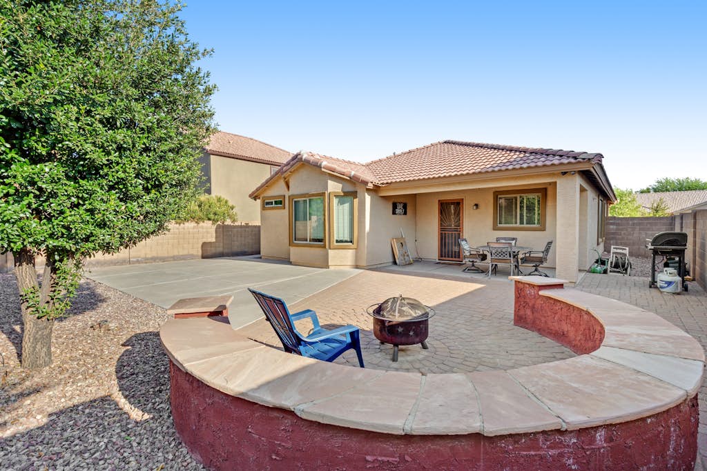 Desert oasis with an enclosed yard, firepit, washer/dryer, and central AC