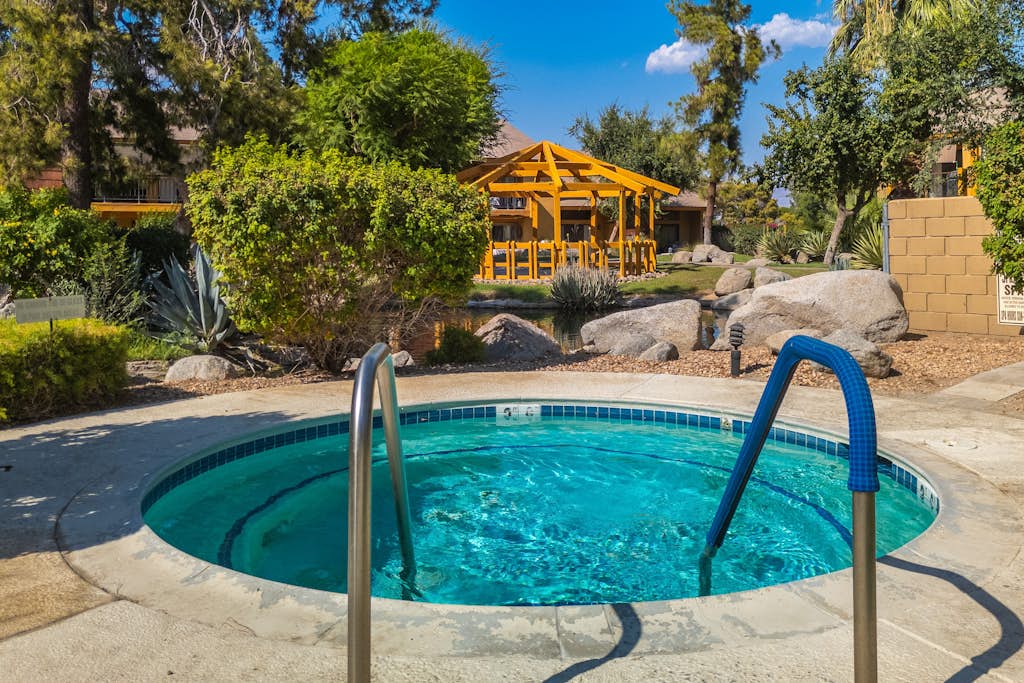 Serene Condo with pool, duck ponds and washer/dryer