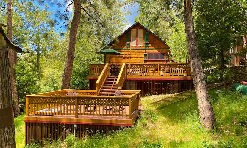 Dog-friendly quaint cabin with two-story deck, fireplace, W/D, & yoga studio