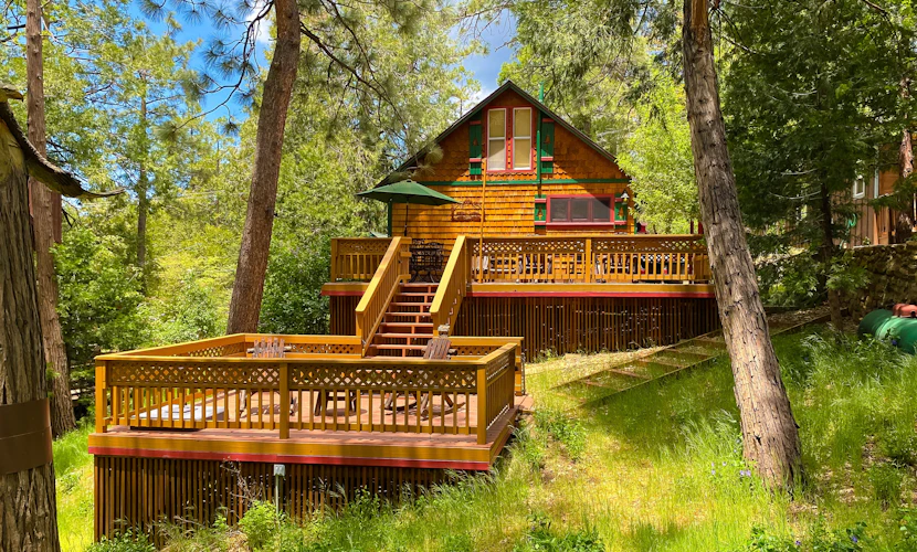 Dog-friendly quaint cabin with two-story deck, fireplace, W/D, & yoga studio