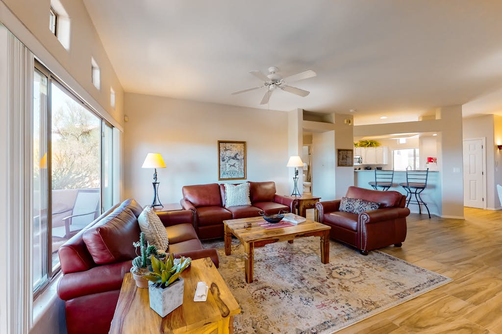 Colorful & art-filled condo with W/D, pool & hot tub