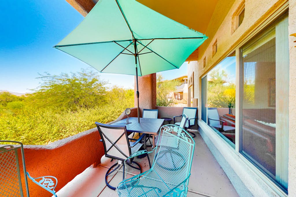 Colorful & art-filled condo with W/D, pool & hot tub