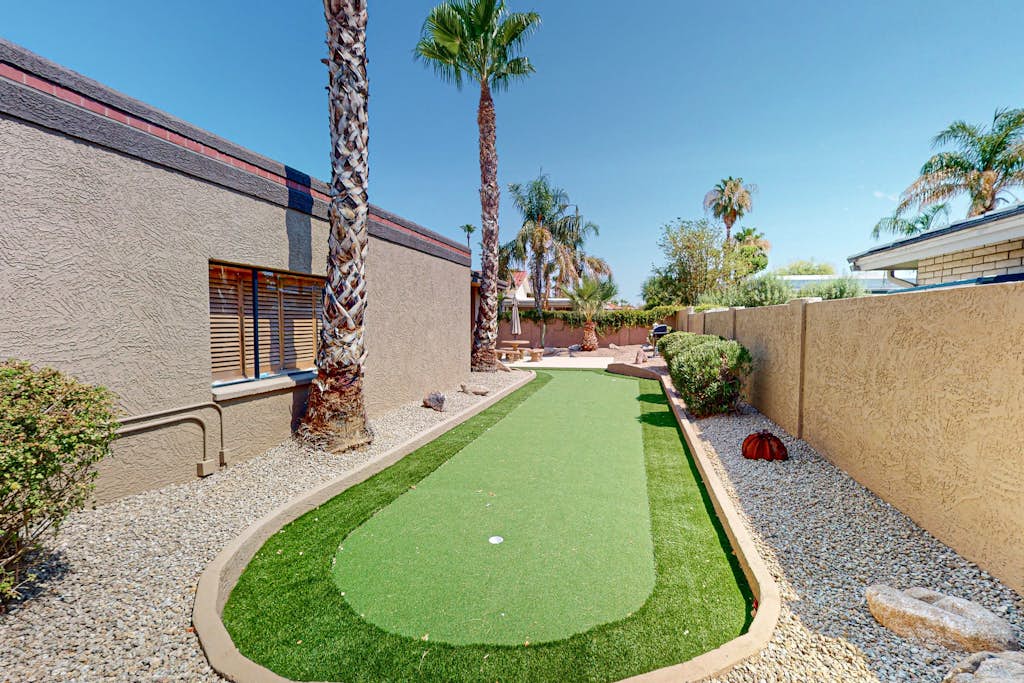 4 BR house with pool, putting green, great patio