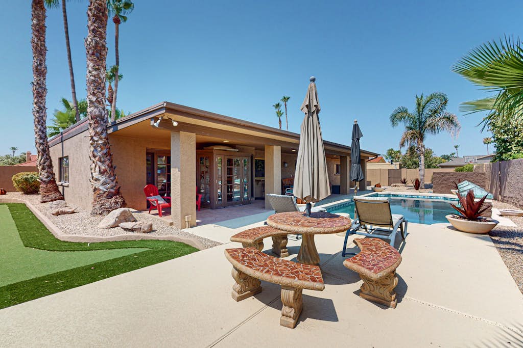 4 BR house with pool, putting green, great patio