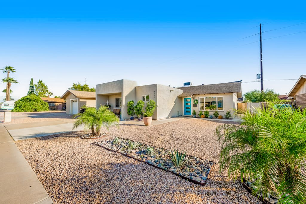 Enchanting home with private hot tub, putting green, yard & washer/dryer