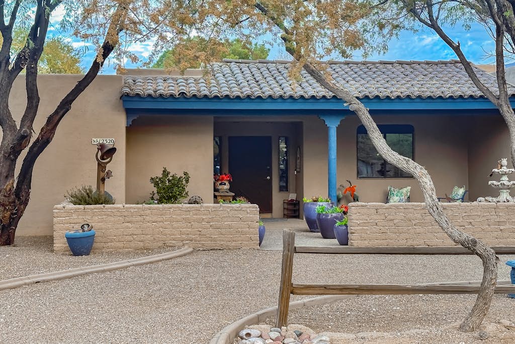 Golf & mountain view desert home with shared pool and gym - dog-friendly