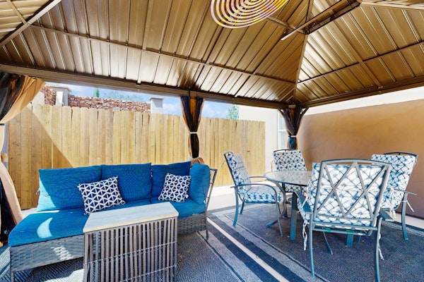 Creekside Guest House on an acre, with Cathedral Rock views & Creek access