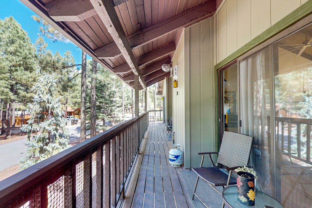 Bohemian condo with updated interior, work desk, fireplace, & mountain views