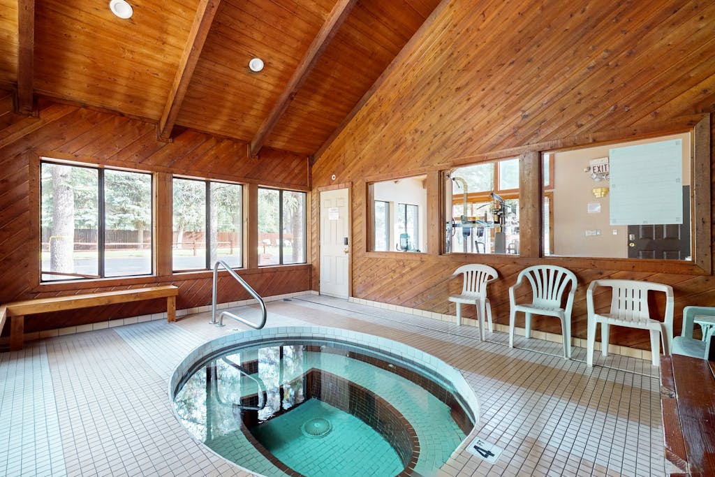 Peaceful condo with patio, pool/hot tub, gym, and fireplace