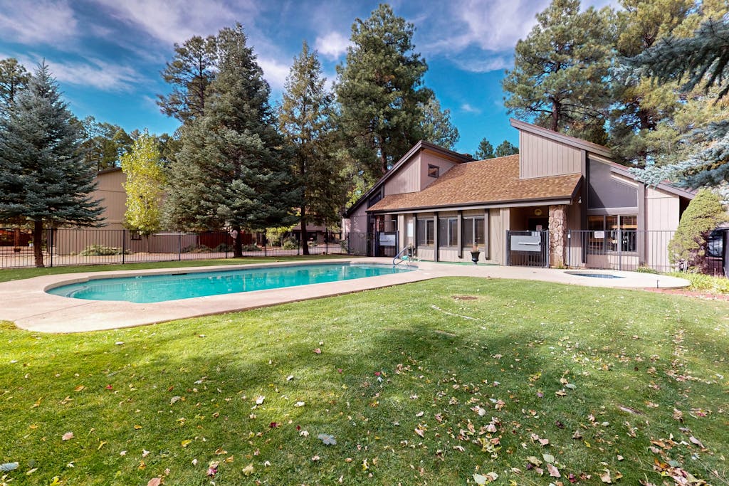 Peaceful condo with patio, pool/hot tub, gym, and fireplace