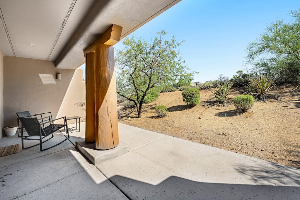 Lovely, Ground-Floor Townhouse with a Great Location, Patios, WiFi & Shared Pool