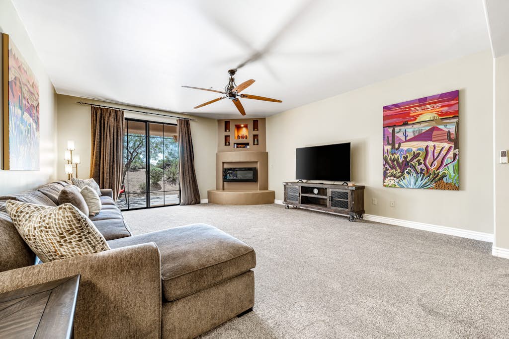 Lovely, Ground-Floor Townhouse with a Great Location, Patios, WiFi & Shared Pool