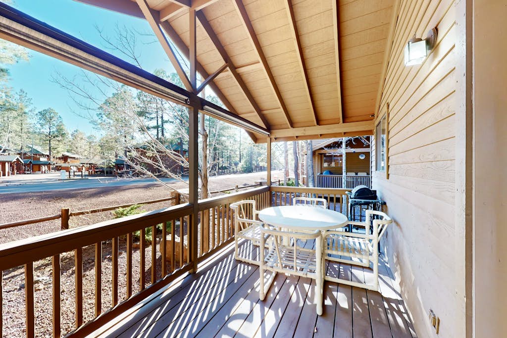 Forested townhome with flex loft, fireplace, outdoor dining, deck - near golf