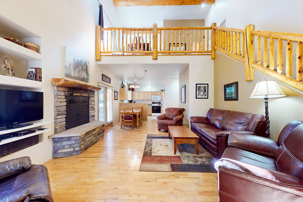 Forested townhome with flex loft, fireplace, outdoor dining, deck - near golf