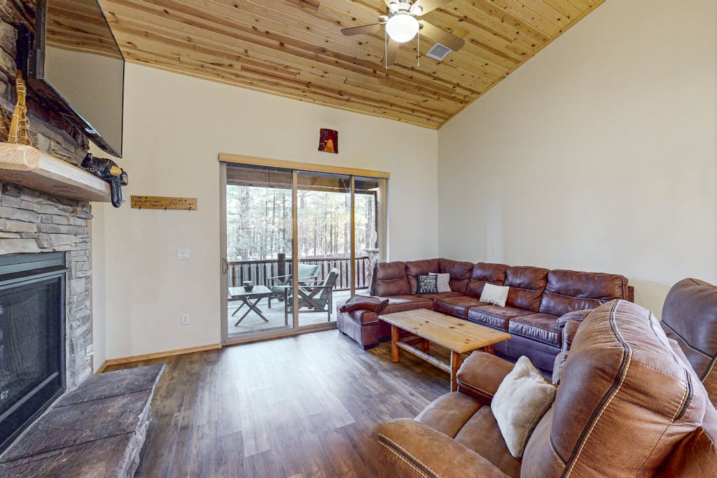 Mountain Views, Cozy Comfort, and Snowbird Bliss – Your Perfect Show Low Getaway