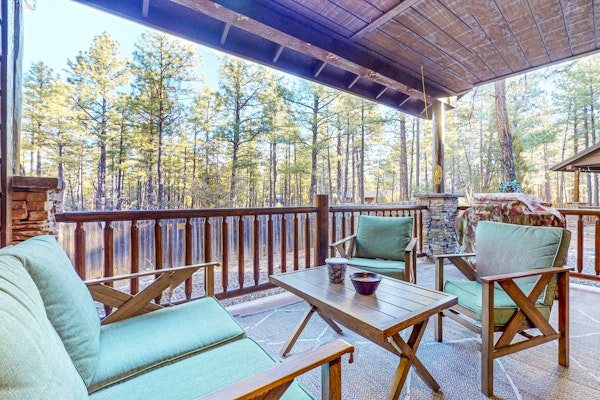 Mountain Views, Cozy Comfort, and Snowbird Bliss – Your Perfect Show Low Getaway