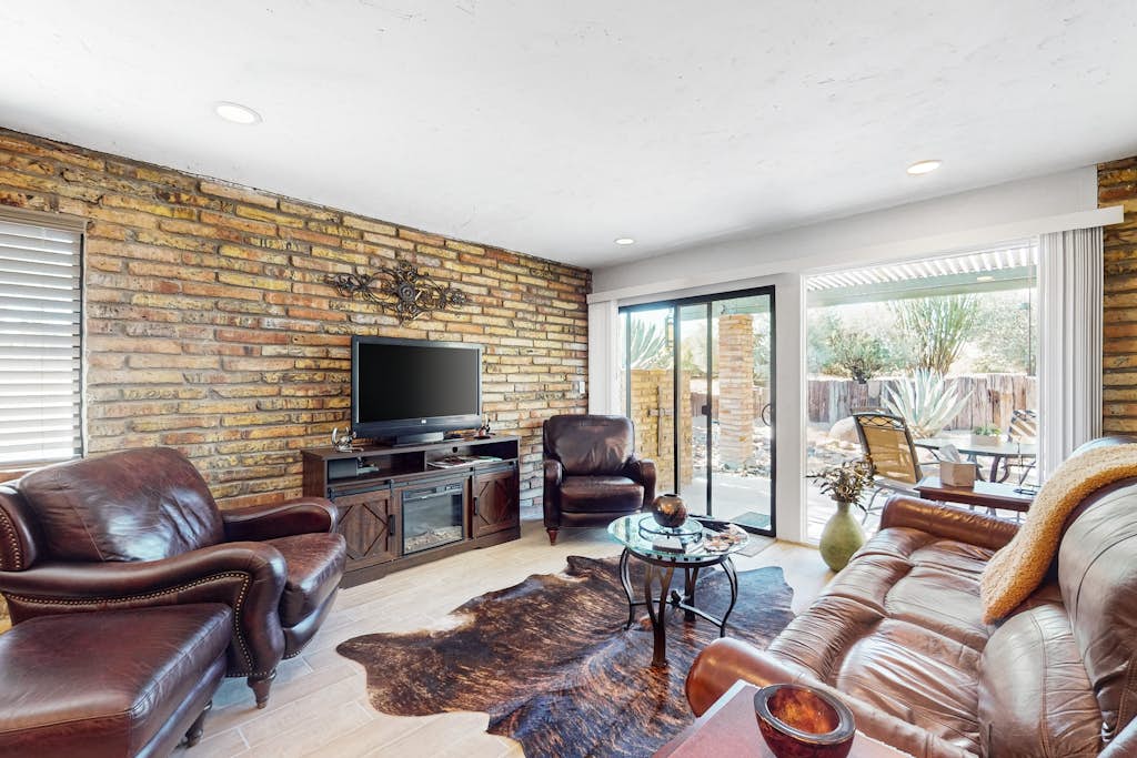 Charming condo, conveniently located, with shared pool & w/d