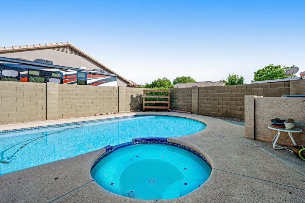 Lovely getaway with private pool, putting green & desk