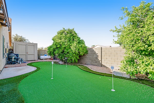 Lovely getaway with private pool, putting green & desk