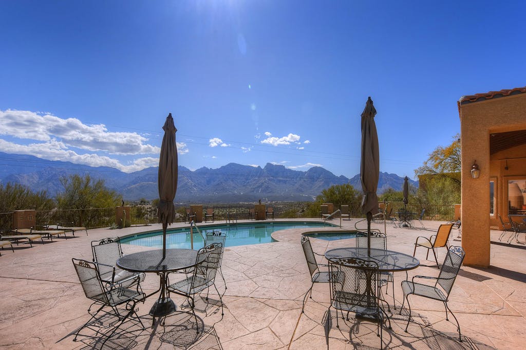 Comfortable getaway with hot tub, pool, private BBQ & full kitchen