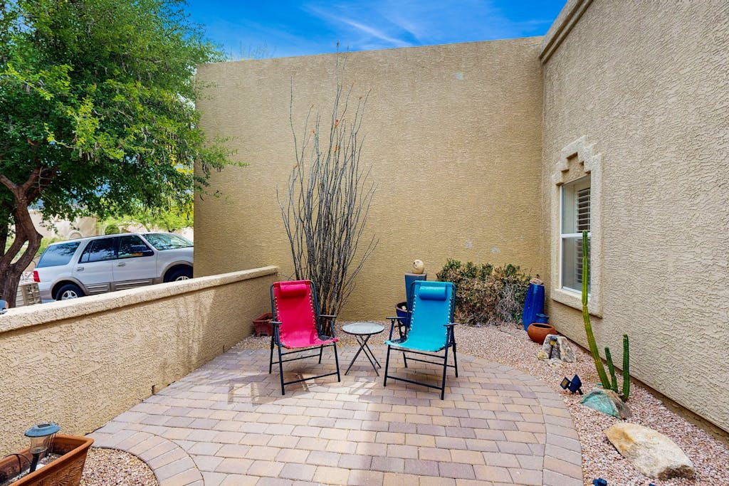 Comfortable getaway with hot tub, pool, private BBQ & full kitchen