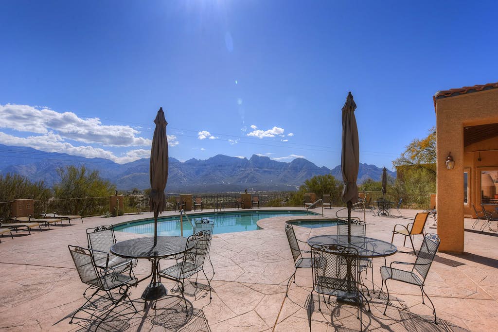 Comfortable getaway with hot tub, pool, private BBQ & full kitchen