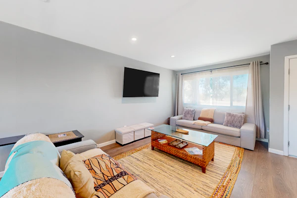 Well-equipped modern home with mountain views, washer/dryer, full kitchen, & AC