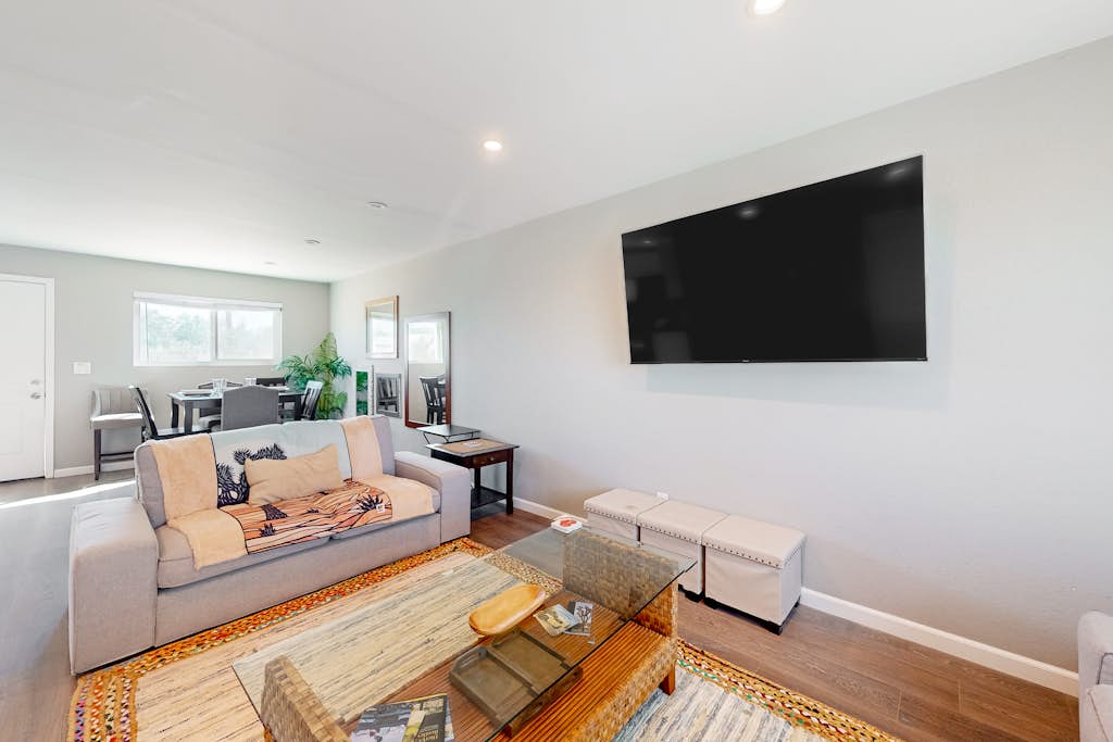 Well-equipped modern home with mountain views, washer/dryer, full kitchen, & AC