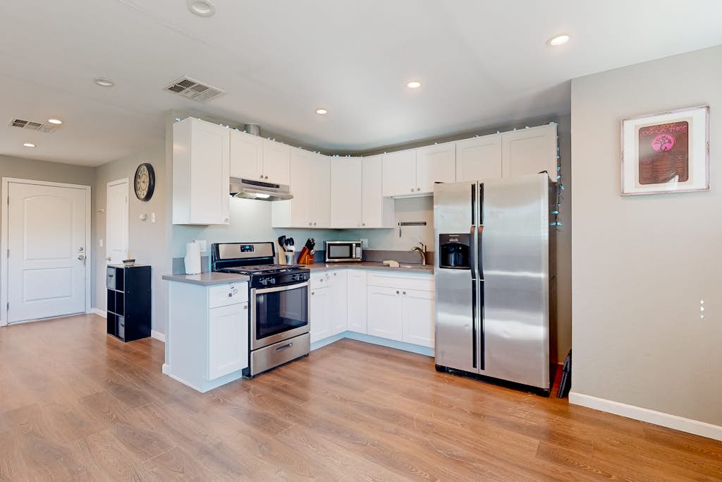 Well-equipped modern home with mountain views, washer/dryer, full kitchen, & AC