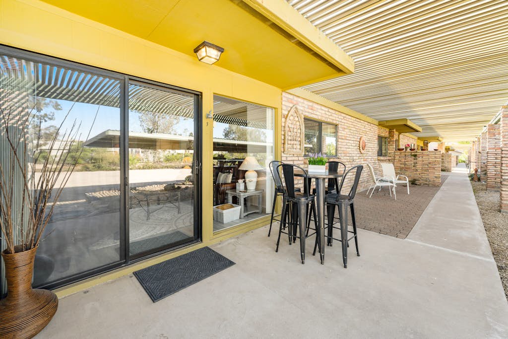 Calming condo with pool, fireplace, fast WiFi & W/D - golf nearby