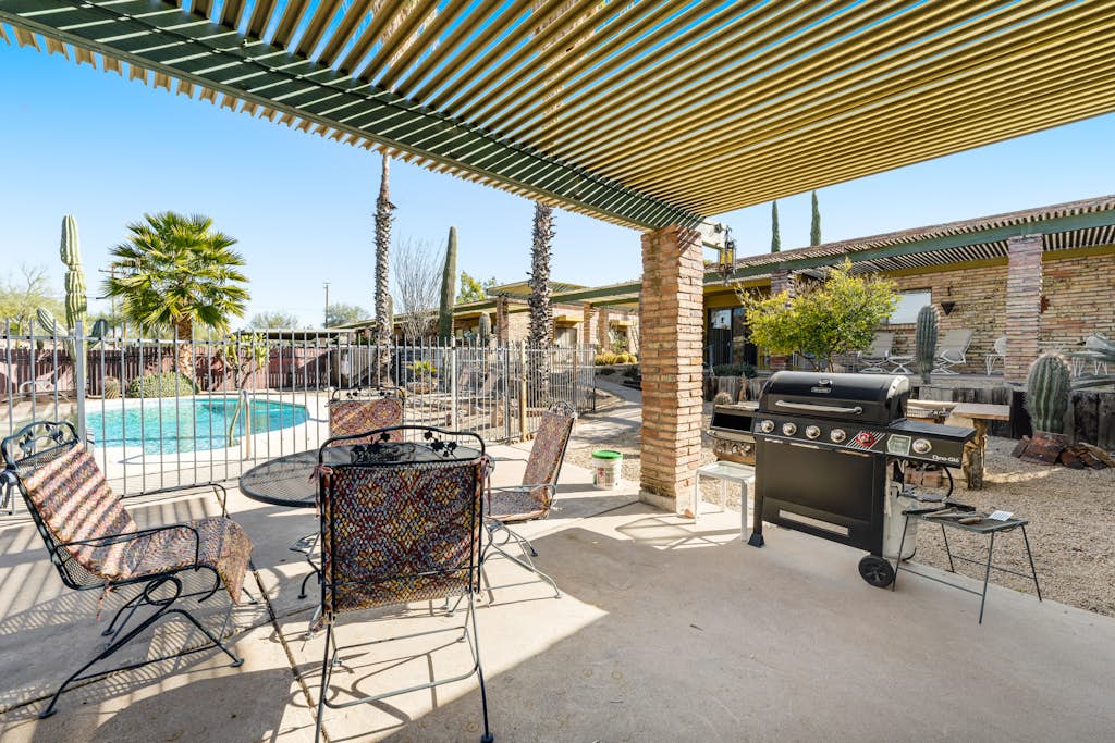 Calming condo with pool, fireplace, fast WiFi & W/D - golf nearby