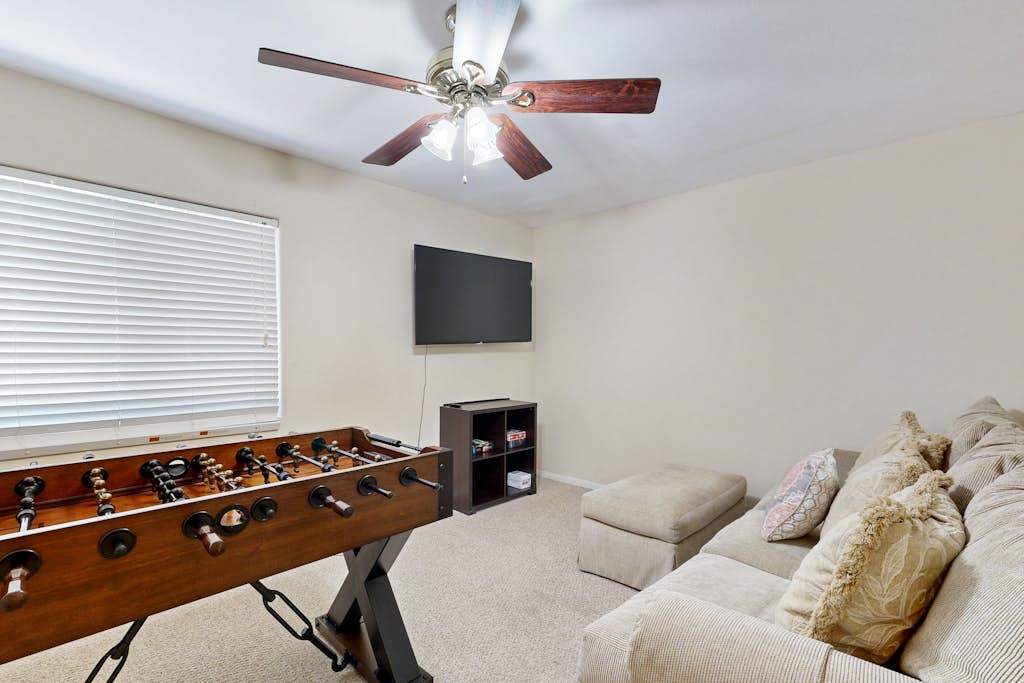 Beautiful home with private pool, enclosed backyard & mountain view