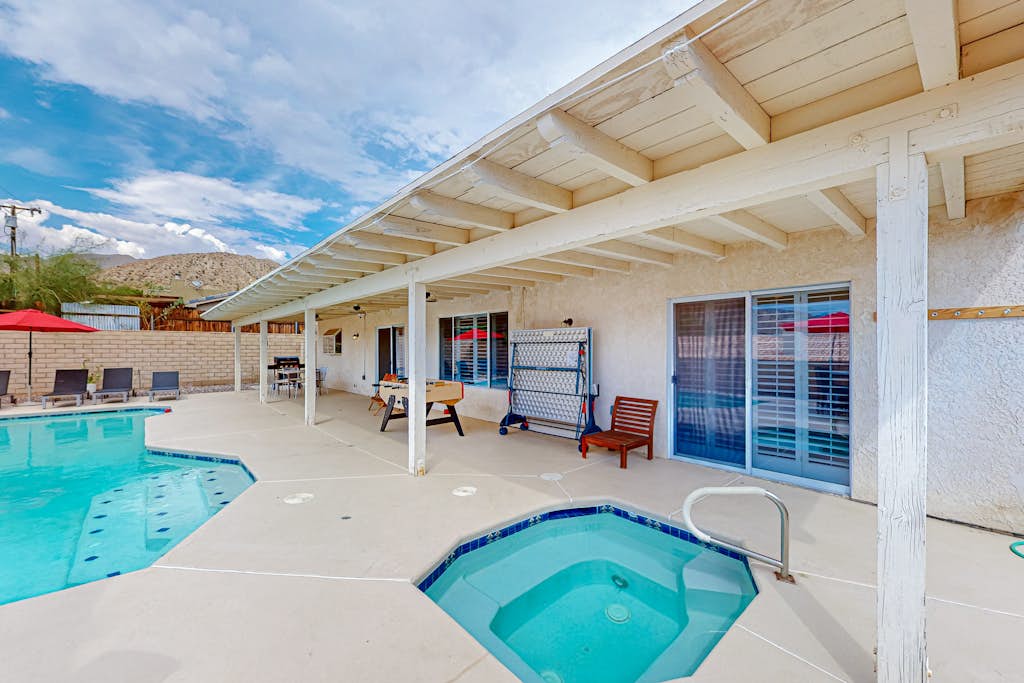 Desert retreat w/mountain view & poolside house w/ spa & fireplace