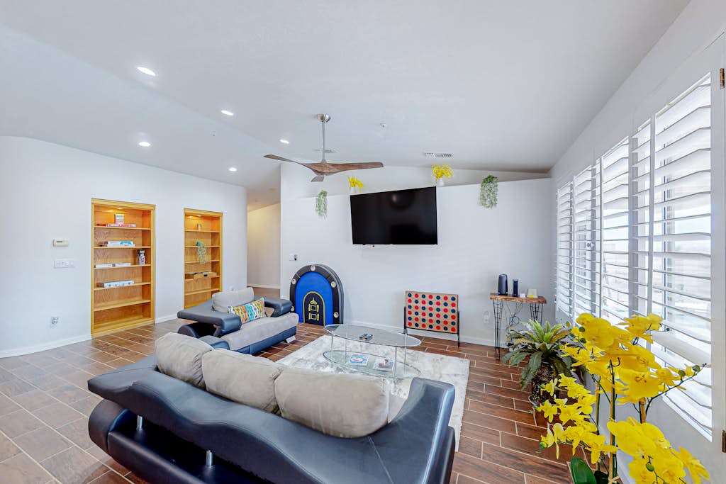 Desert retreat w/mountain view & poolside house w/ spa & fireplace