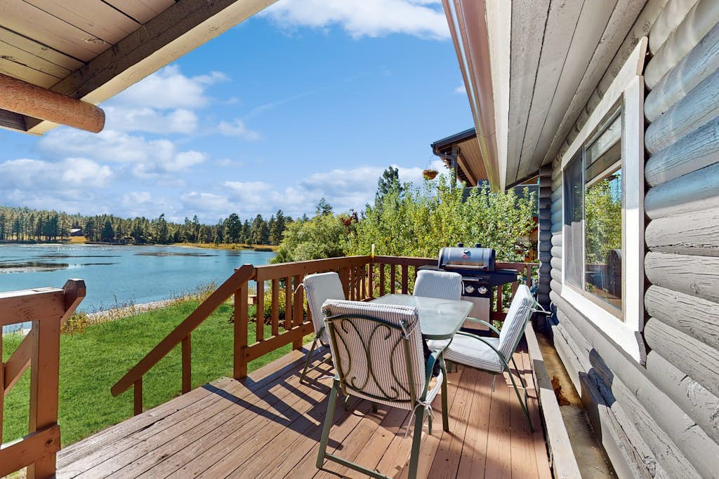 Modern lakefront cabin with bbq, gas fireplace, amazing views