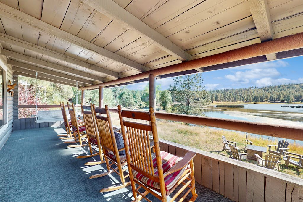 Modern lakefront cabin with bbq, gas fireplace, amazing views
