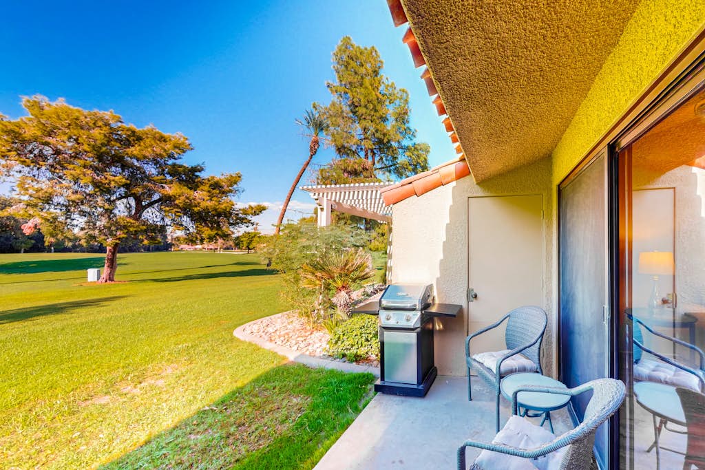 Resort living golf getaway with country club, near Joshua Tree National Park