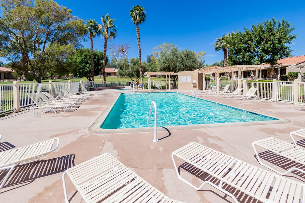 Resort living golf getaway with country club, near Joshua Tree National Park