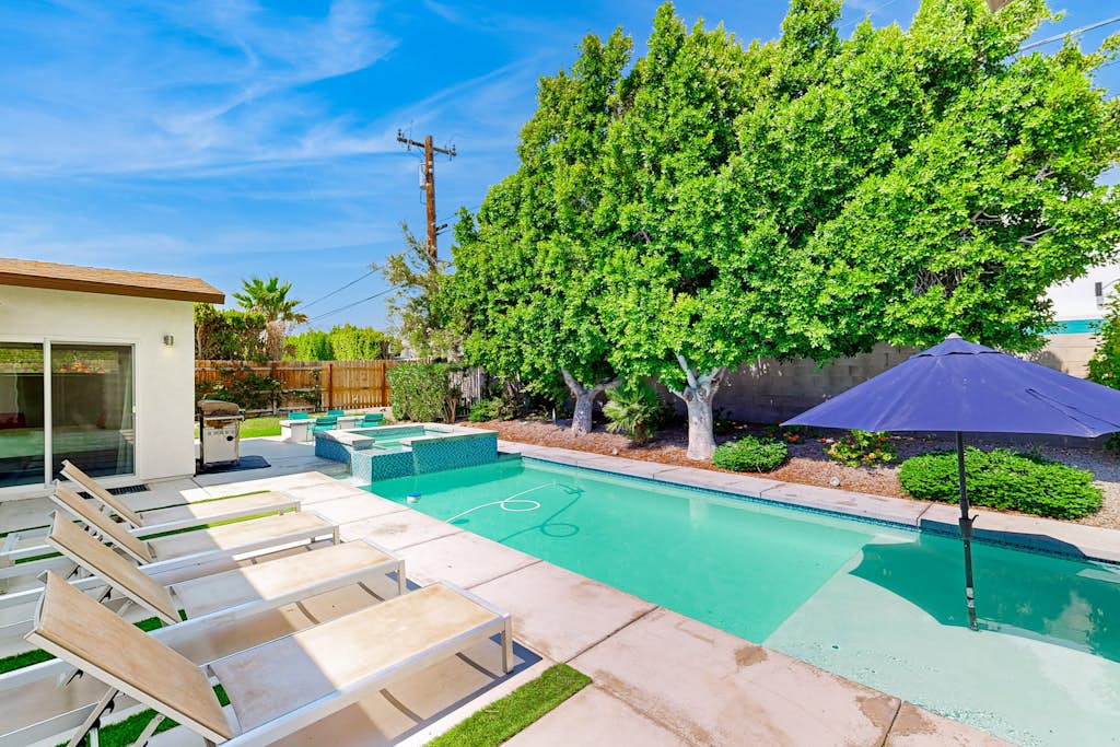 Racquet Club East Gem with 2 primary suites, heated pool & spa