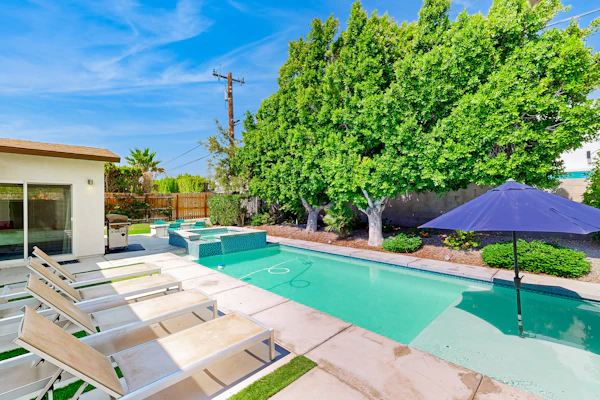 Racquet Club East Gem with 2 primary suites, heated pool & spa
