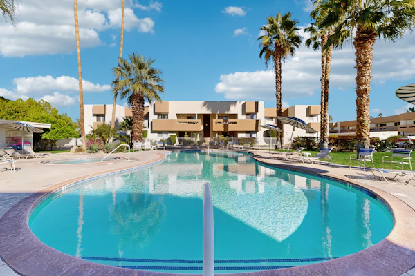 Stylish, Dog-Friendly Condo w/ Grill, shared Pool and Spa - Close to Downtown