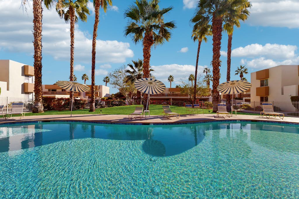 Stylish, Dog-Friendly Condo w/ Grill, shared Pool and Spa - Close to Downtown