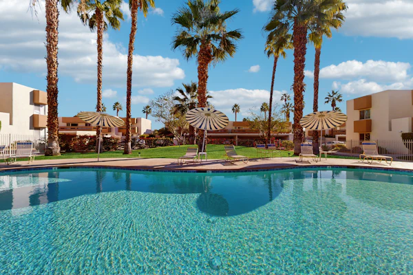 Stylish, Dog-Friendly Condo w/ Grill, shared Pool and Spa - Close to Downtown