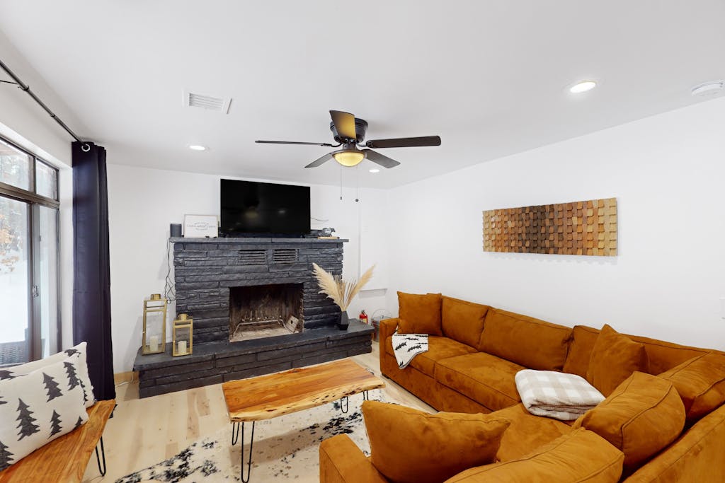 Updated cabin with lovely views, chef's kitchen, central AC, W/D - dog-friendly