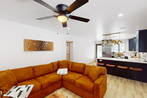 Updated cabin with lovely views, chef's kitchen, central AC, W/D - dog-friendly