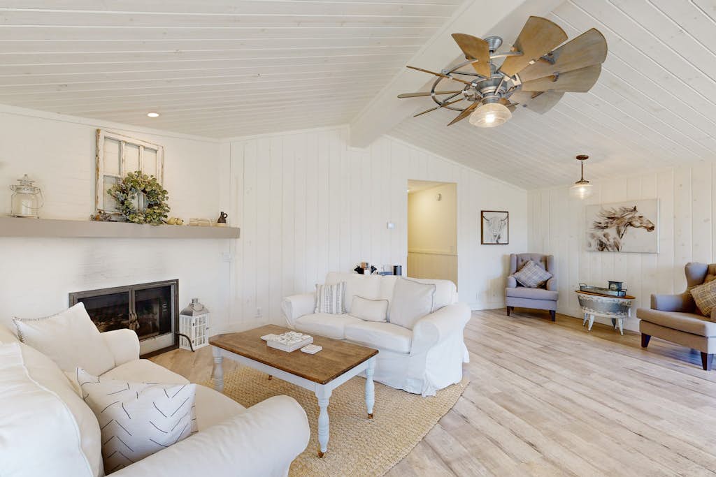 Opulent vineyard villa with private hot tub & guest suite