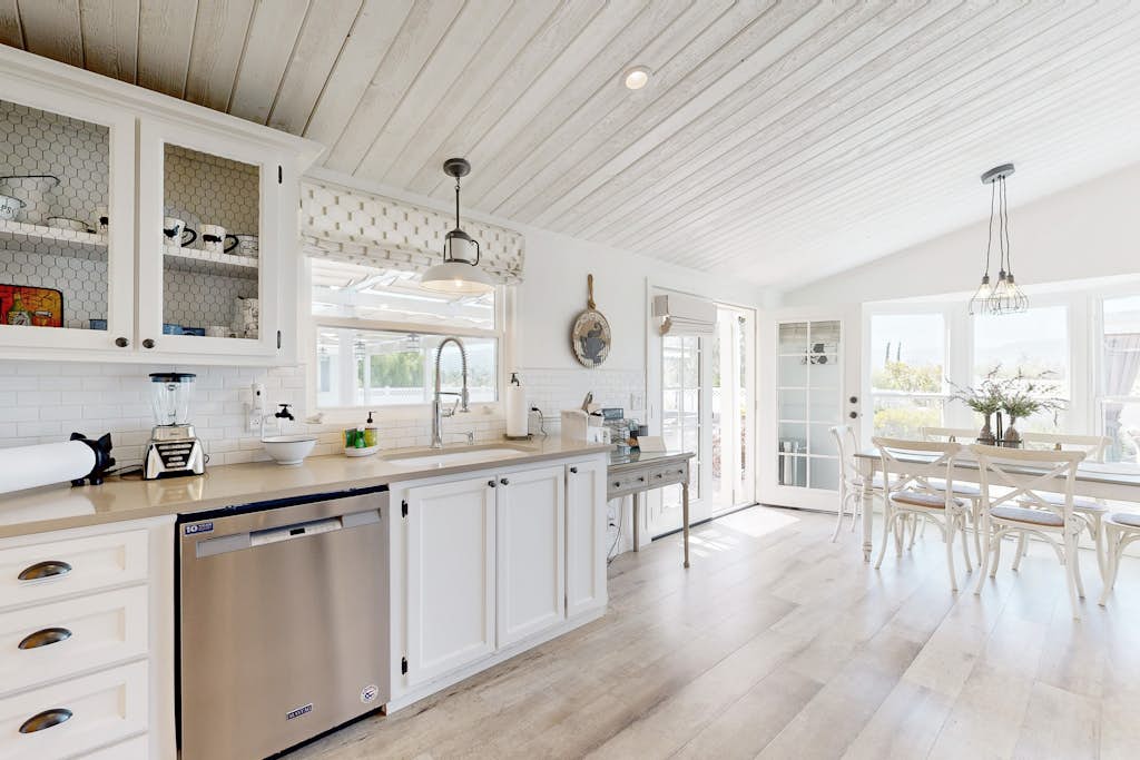 Opulent vineyard villa with private hot tub & guest suite