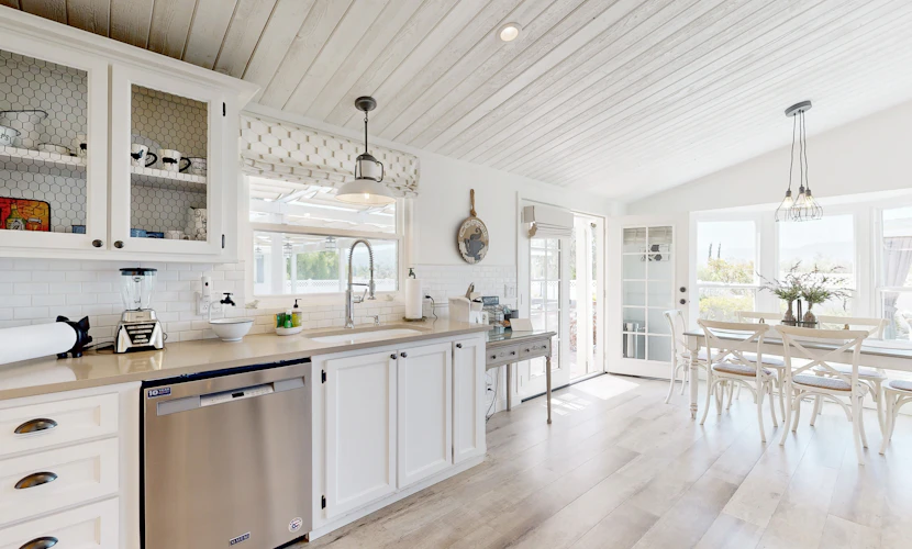 Opulent vineyard villa with private hot tub & guest suite