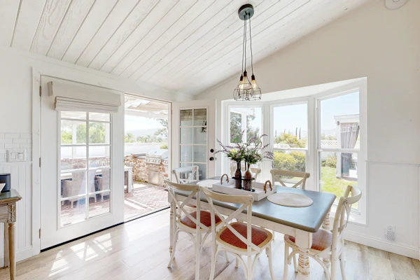 Opulent vineyard villa with private hot tub & guest suite
